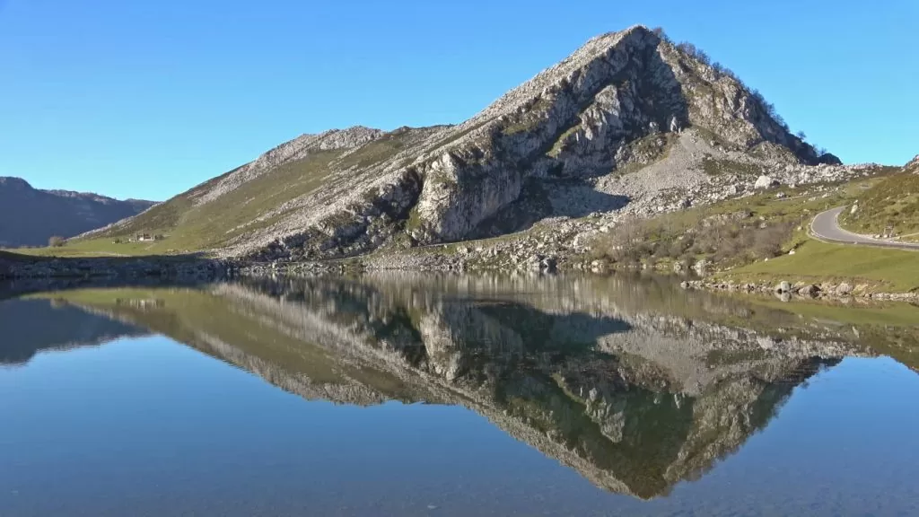 lago en covadonga en asturias