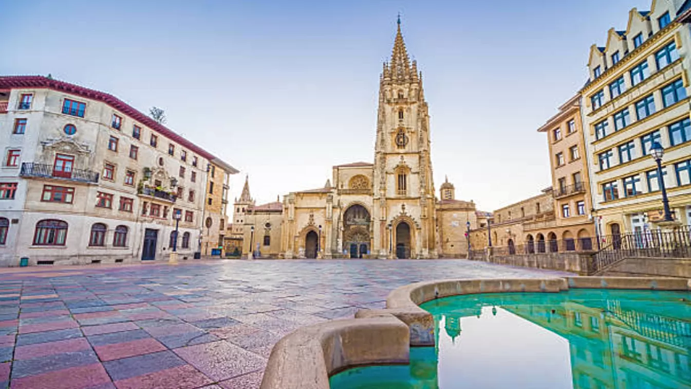 plaza de la catedral de oviedo en asturias