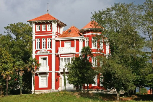 casa roja en llanes en asturias