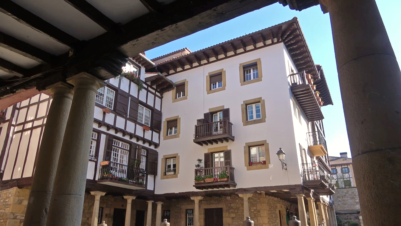plaza de hondarribia en el país vasco