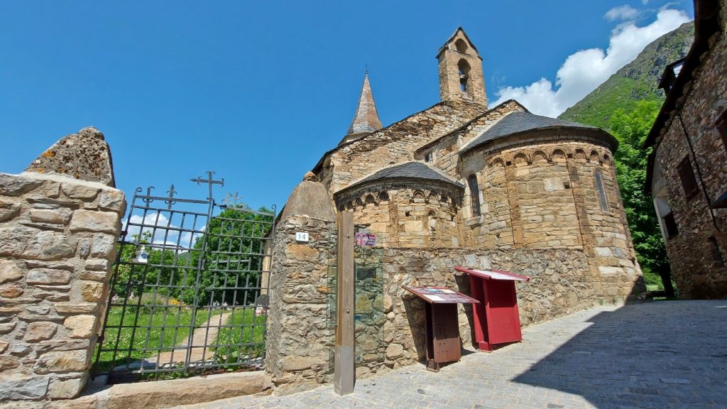 Unha iglesia santa eulalia Val d Aran Lleida Cataluna 1 5